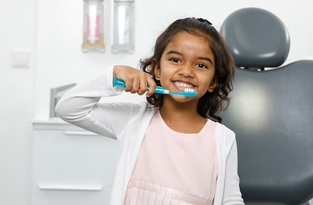 Verhalten nach der OP: Kind putzt sich Zähne